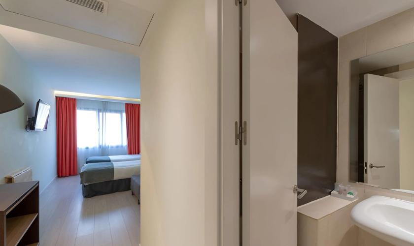 Double or Twin Room (1 - 2 people) Apartamentos Recoletos Madrid Double or Twin Room (1 - 2 people) Apartamentos Recoletos Madrid