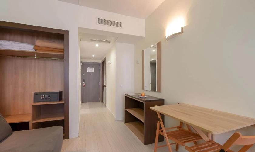 Double or Twin Room (1 - 2 people) Apartamentos Recoletos Madrid Double or Twin Room (1 - 2 people) Apartamentos Recoletos Madrid